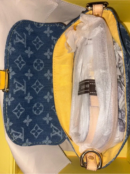 Louis Vuitton Vibrant Mustard Yellow Interior - Picture 7 of 7